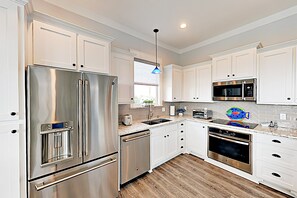 Fridge, microwave, oven, stovetop - Canal Front l Free Cancellation l Boat Deck l Fishing l Cozy Home (Port Bolivar)