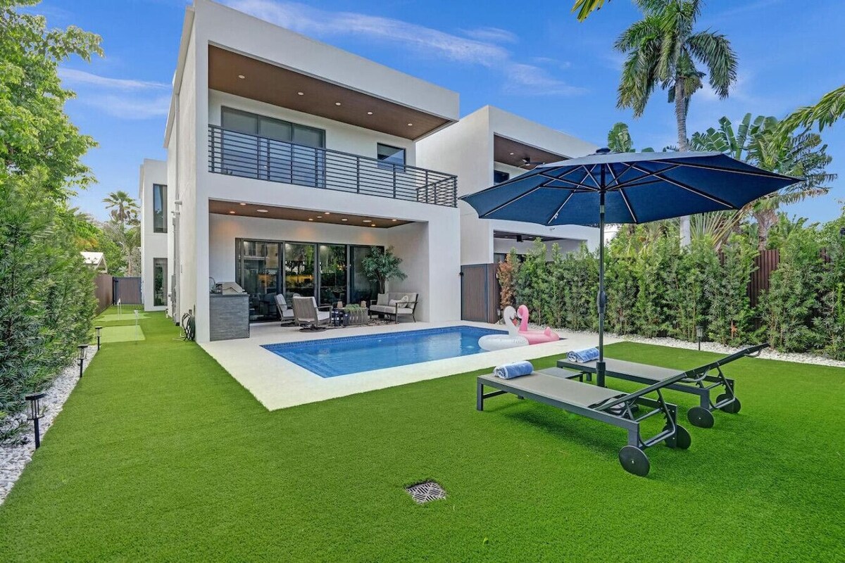 New Luxe Contemporary Home 4BR-4BA with Heated Pool, Mini Golf, Pool table