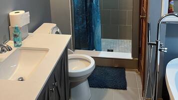 Douche, serviettes fournies, savon, papier toilette