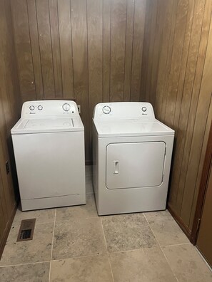 Interior - 3-bedroom Edwards Cozy House with AC. 8 minutes away from University Tn-Martin (Sharon)