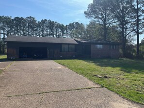 Exterior - 3-bedroom Edwards Cozy House with AC. 8 minutes away from University Tn-Martin (Sharon)