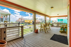 Terrace/patio - Steps to the Beach | Tropical Theme | Pet Paradise (Crystal Beach)