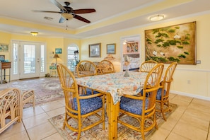 Dining - Steps to the Beach | Tropical Theme | Pet Paradise (Crystal Beach)