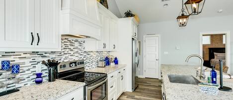 ثلاجة، ميكروويف، فرن، موقد طهي مسطح