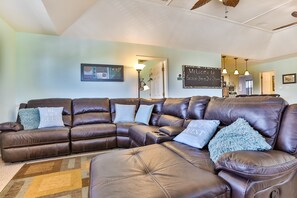 TV, fireplace, DVD player, books - Retreat | Steps to Beach | Firepit | Family Fun (Crystal Beach)