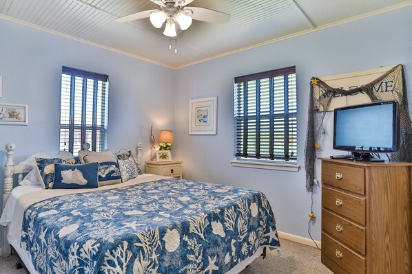 3 bedrooms, desk, free WiFi, bed sheets - Retreat | Steps to Beach | Firepit | Family Fun (Crystal Beach)