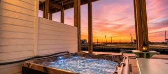 Canal Front l Hot Tub | Basketball Hoop