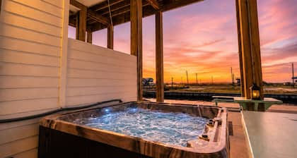 Canal Front l Hot Tub | Basketball Hoop