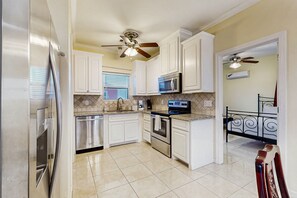 Kylskåp, mikrovågsugn, ugn och spishäll