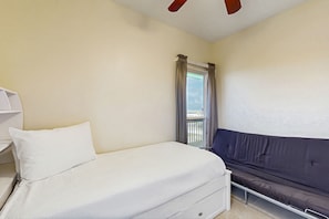 3 bedrooms, desk, iron/ironing board, free WiFi