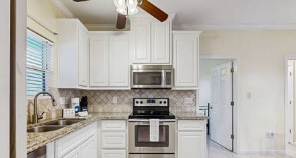 Canal Front 3BR | Hot Tub | Steps to Beach l Cozy