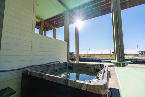 Canal Front l Hot Tub | Basketball Hoop