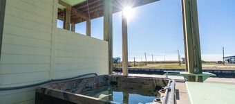 Canal Front l Hot Tub | Basketball Hoop