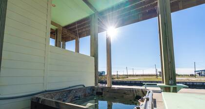 Canal Front l Hot Tub | Basketball Hoop