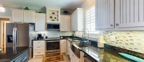 Réfrigérateur, four à micro-ondes, un four, surface de cuisson