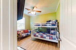 3 bedrooms, desk, iron/ironing board, free WiFi
