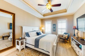 3 bedrooms, desk, free WiFi, bed sheets - Ultimate | Steps to the Beach | Outdoor Kitchen (Crystal Beach)