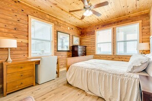 4 bedrooms, desk, free WiFi, bed sheets