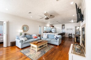 TV, DVD player - Breathtaking Beachfront 3BR Cargo Lift, Fire pit l Pet-Friendly (Gilchrist)