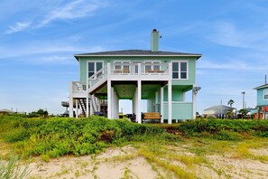 Exterior - Beachfront 3BR Free Cancellation up to 14 Days (Gilchrist)