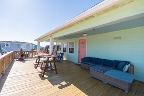 Outdoor dining - Prime | Beachfront | Beach Access | Sleeps 8 (Surfside Beach)