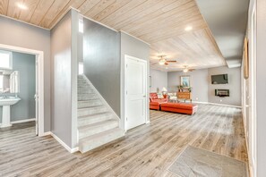 Interior - Private Beachfront 4BR | Spacious | Sleeps 16 (Gilchrist)
