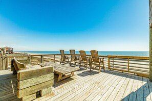 Terrace/patio - Private Beachfront 4BR | Spacious | Sleeps 16 (Gilchrist)