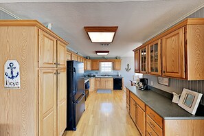 冷蔵庫、電子レンジ、オーブン、コンロ