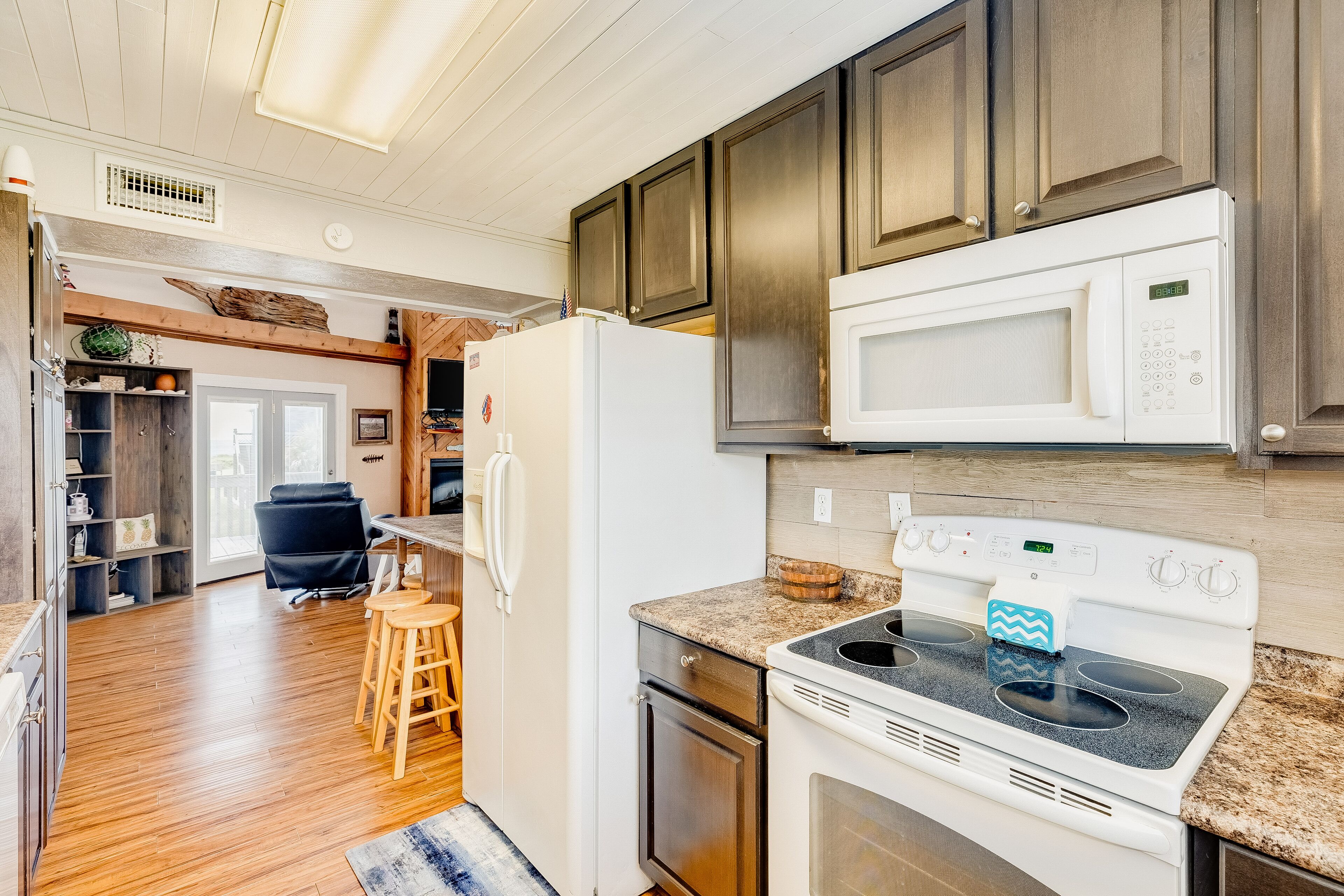 Kjøleskap, mikrobølgeovn, ovn og kokeplater