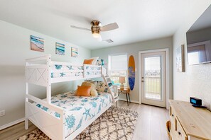 3 bedrooms, desk, iron/ironing board, free WiFi