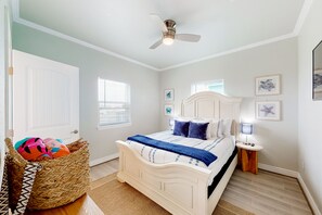 3 bedrooms, desk, iron/ironing board, free WiFi - Steps to Beach l Free Cancellation | Cozy l Pet-Friendly (Surfside Beach)