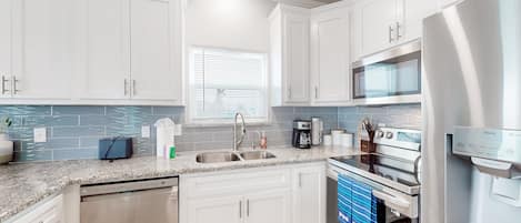 Réfrigérateur, four à micro-ondes, un four, surface de cuisson