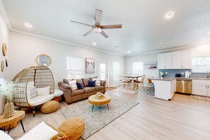 TV, books - Steps to Beach l Free Cancellation | Cozy l Pet-Friendly (Surfside Beach)