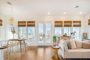 TV - Gorgeous & Modern 3BR | Steps to the Beach | Large Deck | Modern (Freeport)