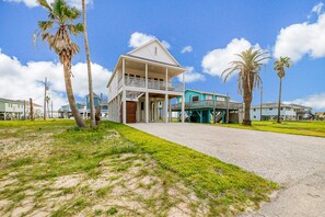 Exterior - Gorgeous & Modern 3BR | Steps to the Beach | Large Deck | Modern (Freeport)