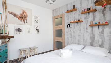 1 dormitorio, tabla de planchar con plancha, wifi y ropa de cama