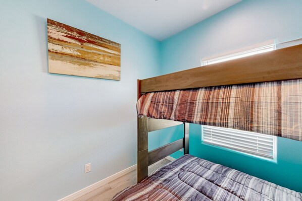 3 bedrooms, desk, free WiFi, bed sheets