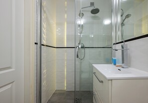 Een douche, een haardroger, handdoeken, zeep