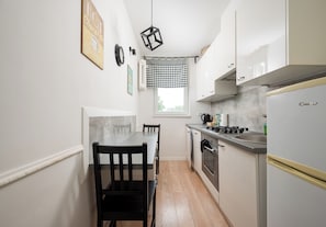 Fridge, oven, stovetop, dishwasher