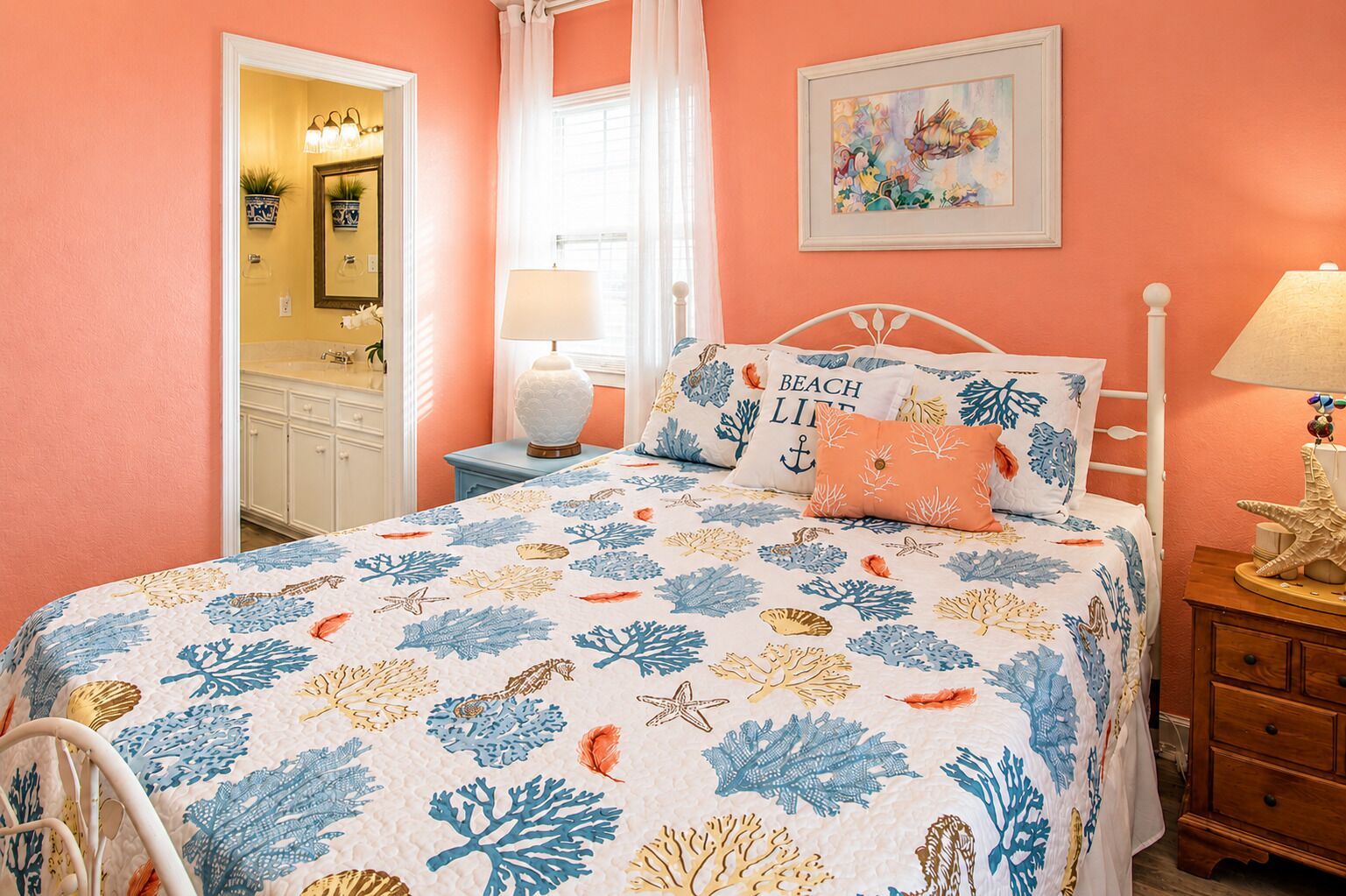 Une chambre à coucher avec un lit, une table de chevet, une lampe, une commode et une fenêtre avec des rideaux.