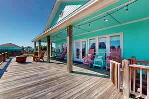 Terrace/patio - Ocean View 4BR Free Cancellation up to 14 Days l Tiki Bar & Renovated Interior (Crystal Beach)