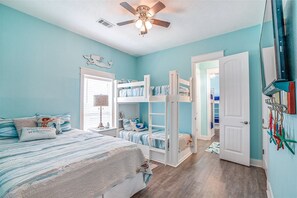 4 bedrooms, desk, free WiFi, bed sheets