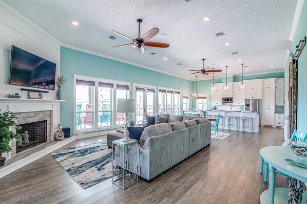 TV - Ocean View 4BR Free Cancellation up to 14 Days l Tiki Bar & Renovated Interior (Crystal Beach)