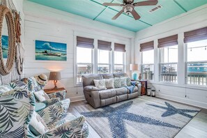 TV - Ocean View 4BR Free Cancellation up to 14 Days l Tiki Bar & Renovated Interior (Crystal Beach)