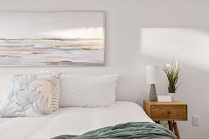 2 bedrooms, desk, free WiFi, bed sheets - Ultimate | Steps to the Beach | Hot Tub | Family Fun (Crystal Beach)