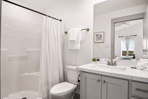 Douche, sèche-cheveux, serviettes fournies