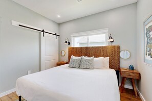 2 bedrooms, desk, free WiFi, bed sheets - Modern 2BR + Loft (Sleeps 6!), Community Pool & PlayGround (Gilchrist)