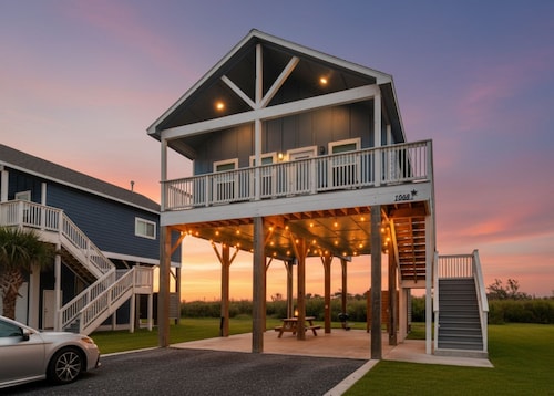 Modern | Steps to the Beach | Shared Pool, Pickleball, & Playground