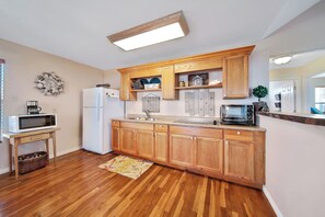 Fridge, microwave, stovetop, dishwasher