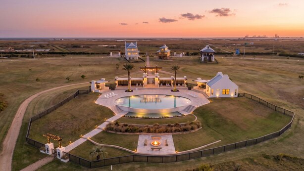 A large estate with a swimming pool, multiple buildings, and a well-maintained lawn. - Luxury Ocean View l Pool l Free Cancellation (Crystal Beach)